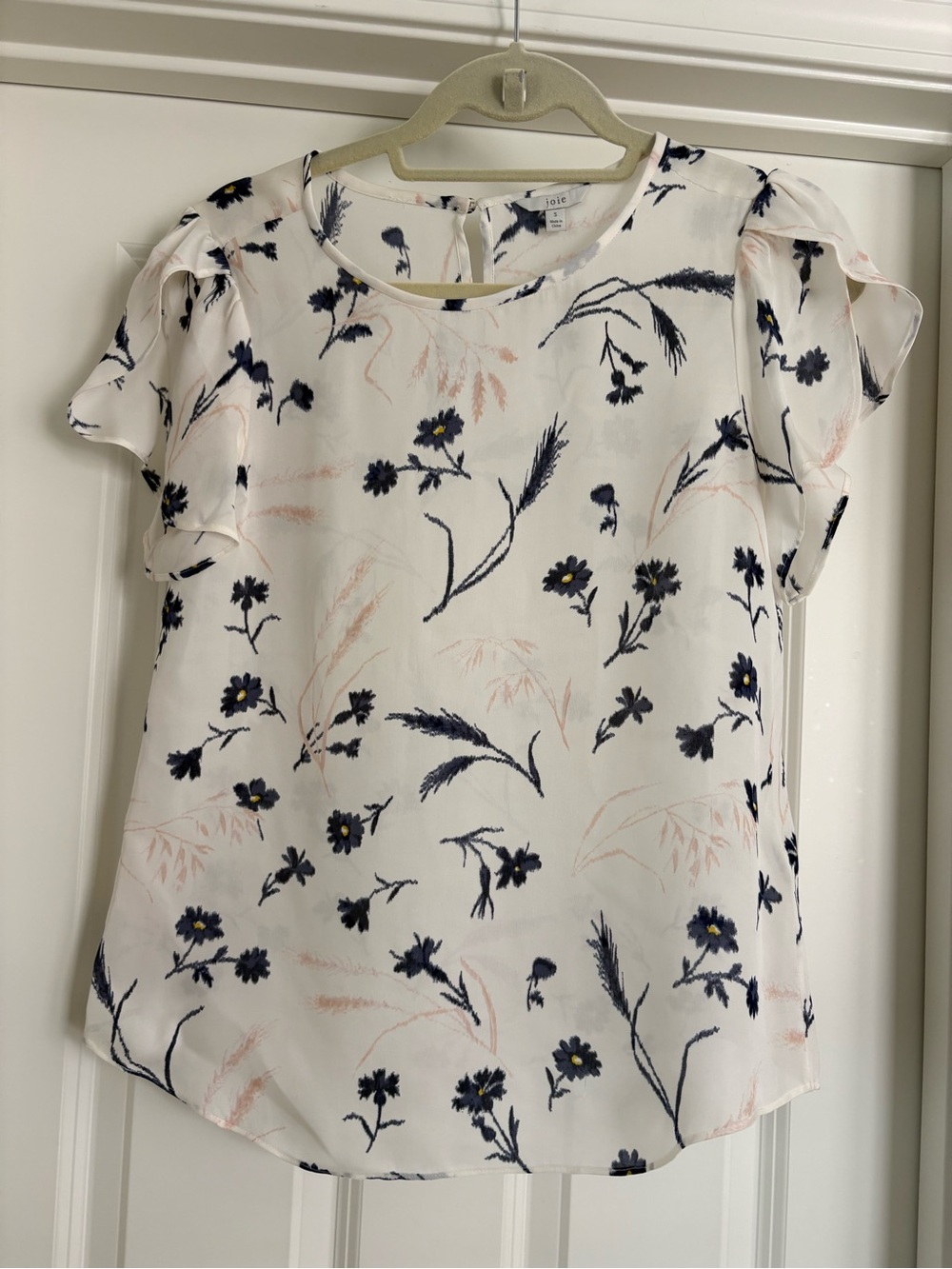 Joie 100% Silk White Floral Flutter Sleeve Blouse Navy Blush Accents. EUC size S